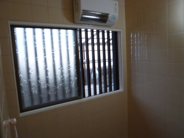 【西脇市リフォーム】浴室に内窓取付施工前